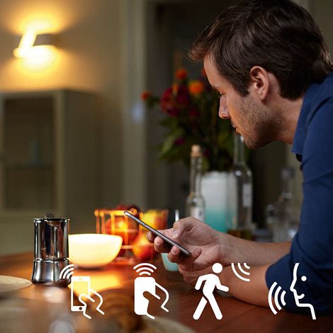 8718696449554 Hue Startovací sada 2x LED žárovka White E27 9,5W 806lm 2700K + Bridge 5