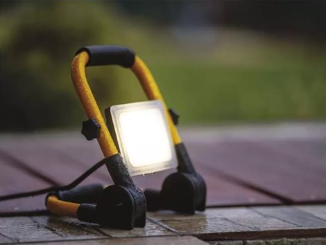 ZS3322 PŘENOSNÝ LED REFLEKTOR 21W 1900LM NW 13