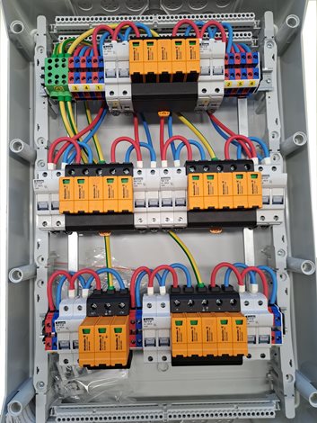 fr090 fr39054-DC-0-9-5 fotovoltaická rozvodnice pro 9 stringů IP65, Un=1000V