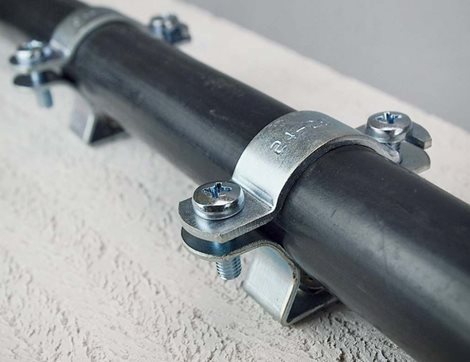 OME-M4050-ZN kovová distanční příchytka pro kabely a trubky 