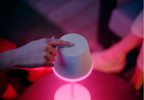 Hue WACA Go venkovní stolní dotyková LED lampička 6,2W 530lm 2000-6500K RGB IP54, bílá 9