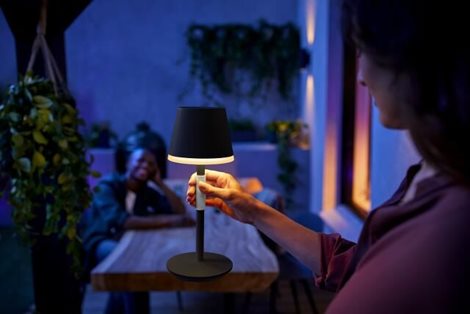 Hue WACA Go venkovní stolní dotyková LED lampička 6,2W 530lm 2000-6500K RGB IP54, černá 8