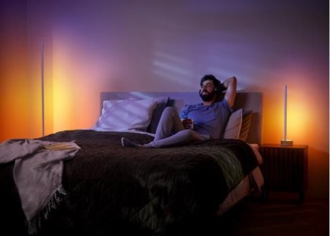 HUE WACA Gradient Signe stolní LED lampa 11,8W 1040lm 2000-6500K RGB IP20, dub 18