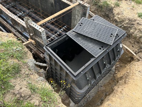 Poklop litinový ZEKAN S, tř. B125  v ocelovém rámu 4